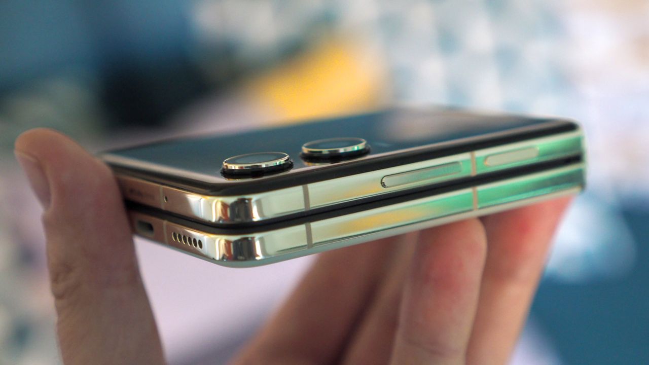 Tecno Phantom V Flip 2 5G v Samsung Galaxy Z Flip 6