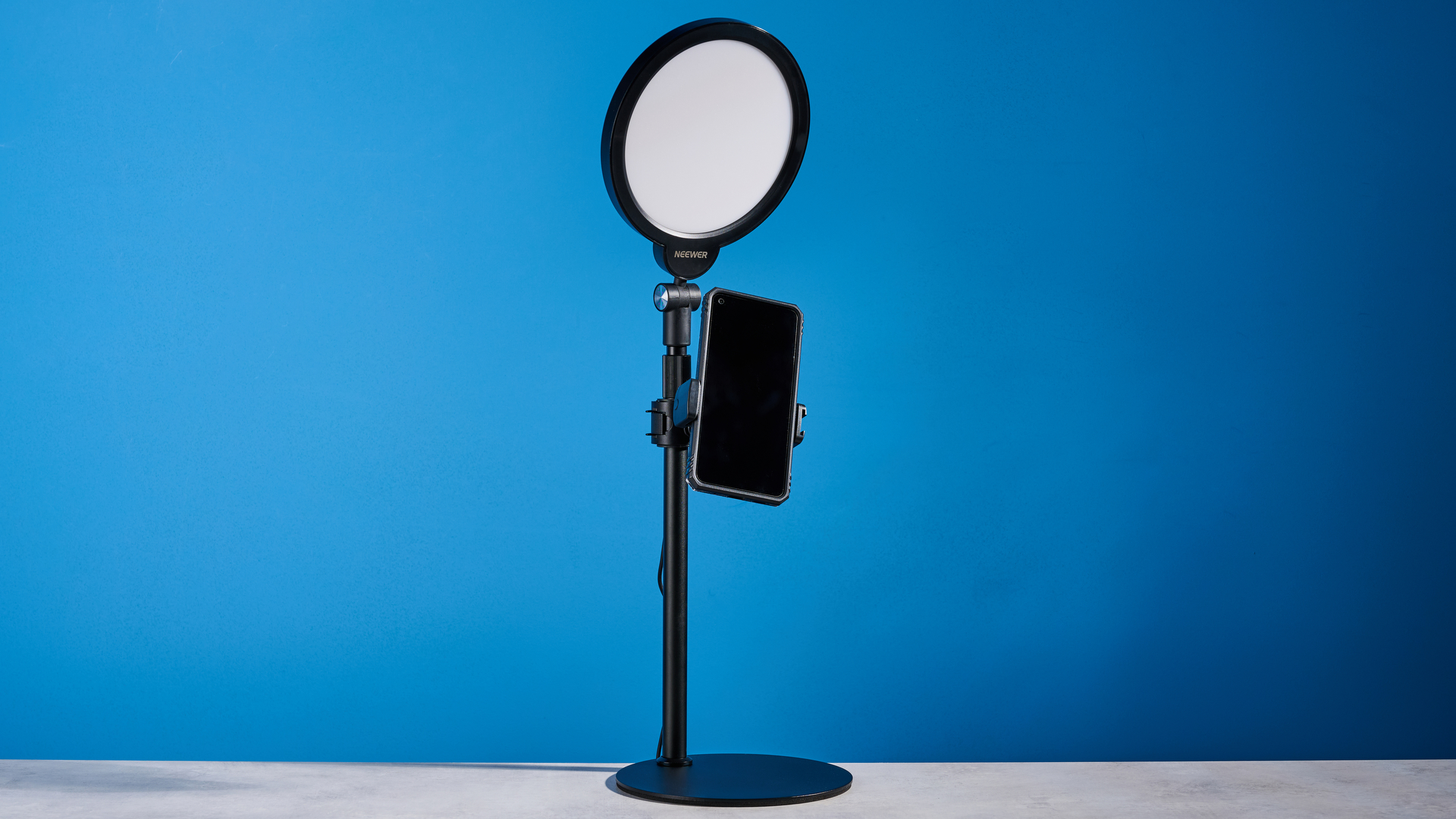 The Neewer Basics R06 7-inch Round Light photographed in front of a blue background.