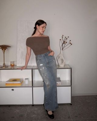 Tops to wear with jeans: @annabelrosendahl wears a bardot top with jeans