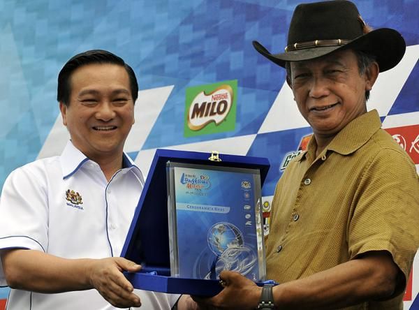 YB Dato' Wee Jeck Seng (Timbalan Meneteri Belia dan Sukan Malaysia - left) gave a souvenir to President Perbadanan Putrajaya, Tan Sri Samsudin Osman (right).