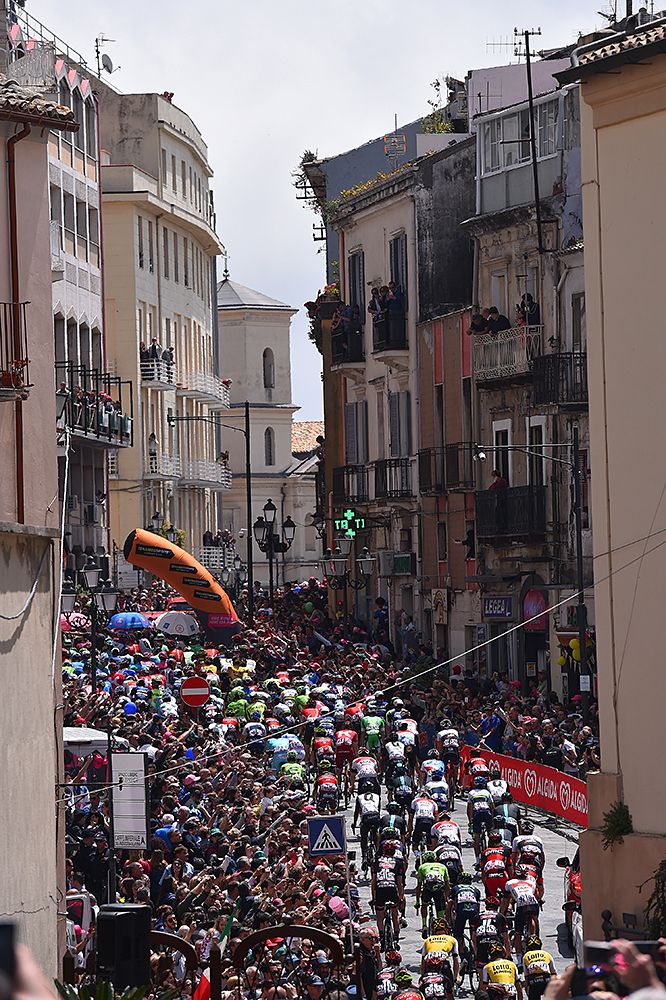 The peloton winds through the city