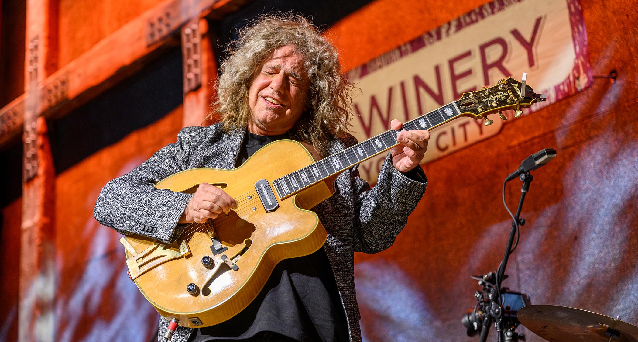Pat Metheny plays his signature Ibanez live onstage.