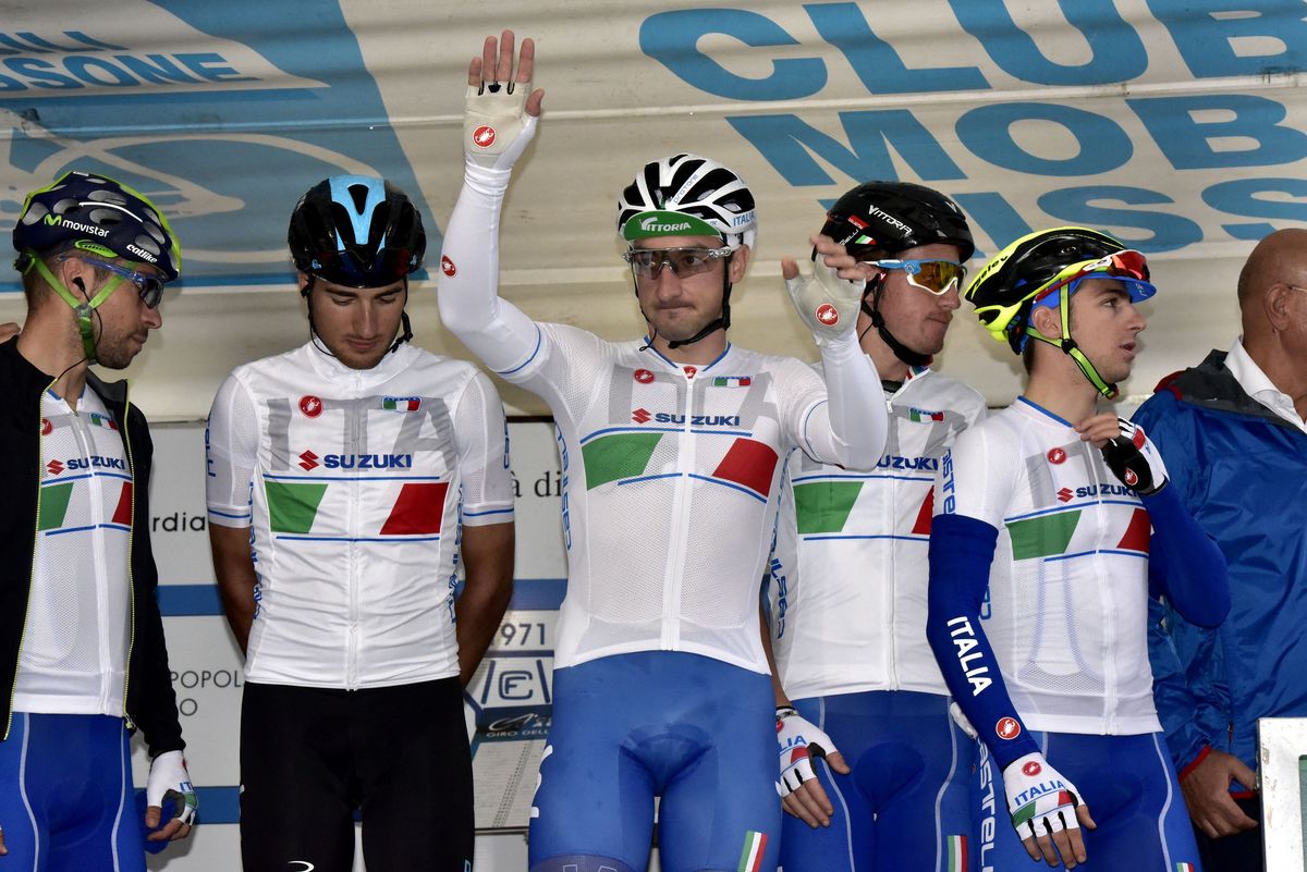 Elia Viviani with the Italian team