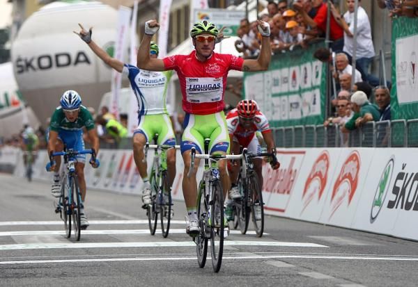 Elia Viviani (Liquigas-Cannondale) takes the win on stage 2 as lead-out man Daniel Oss celebrates.