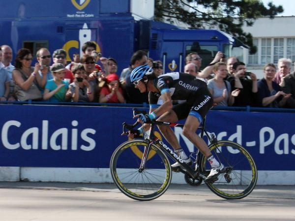 Johan Van Summeren (Garmin-Cerv&eacute;lo) hits the velodrome for the first half-lap with nothing but daylight ahead of him.