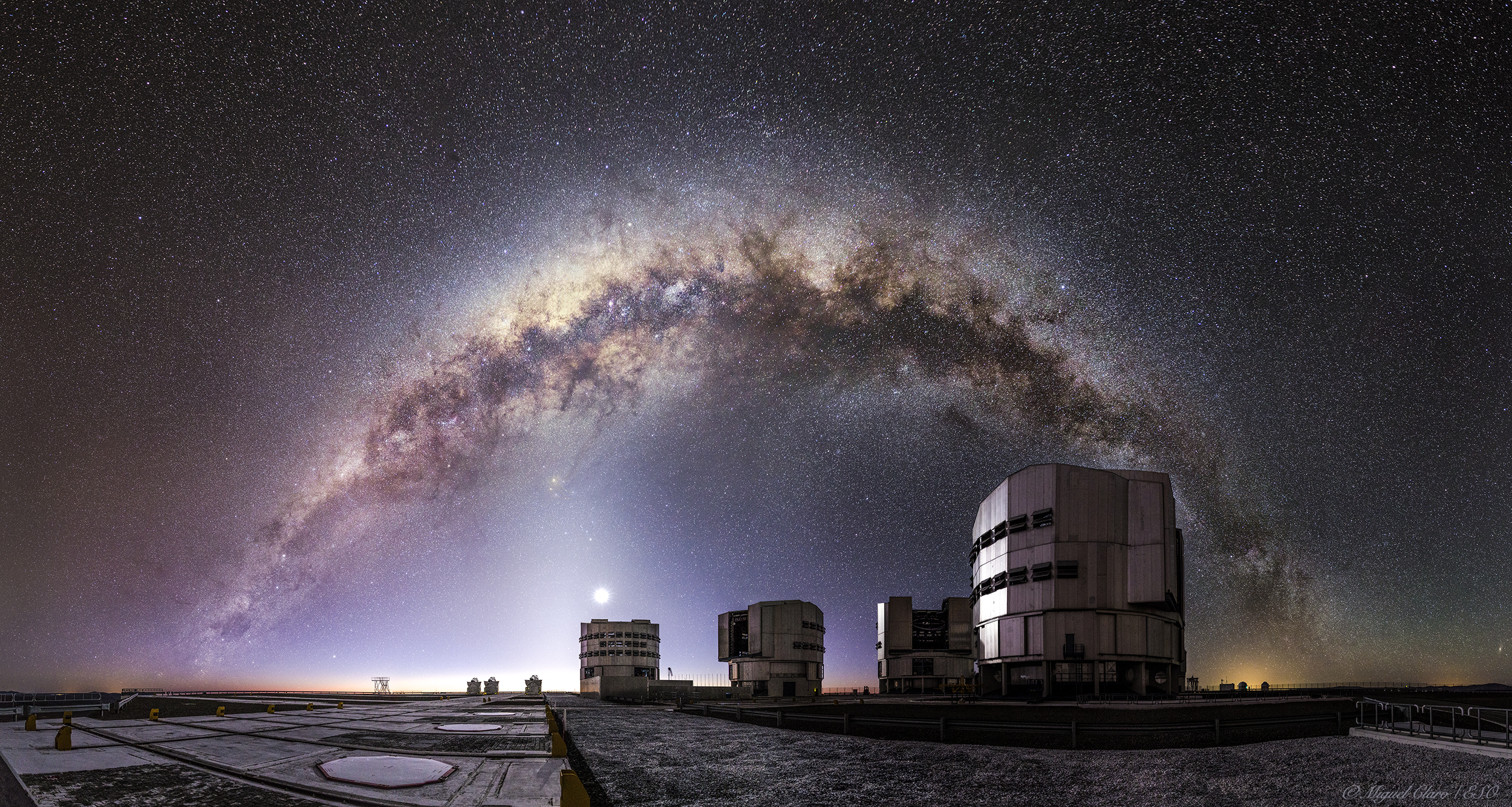 The Milky Way Arches Over ESO's Very Large Telescope in Amazing Panorama |  Space