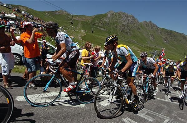 Lance Armstrong (Astana) follows Stephane Goubert (AG2R La Mondiale)