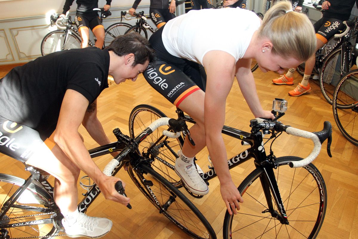 Jolien D'hoore and Georgini Bronzini get close during the trackstand challenge