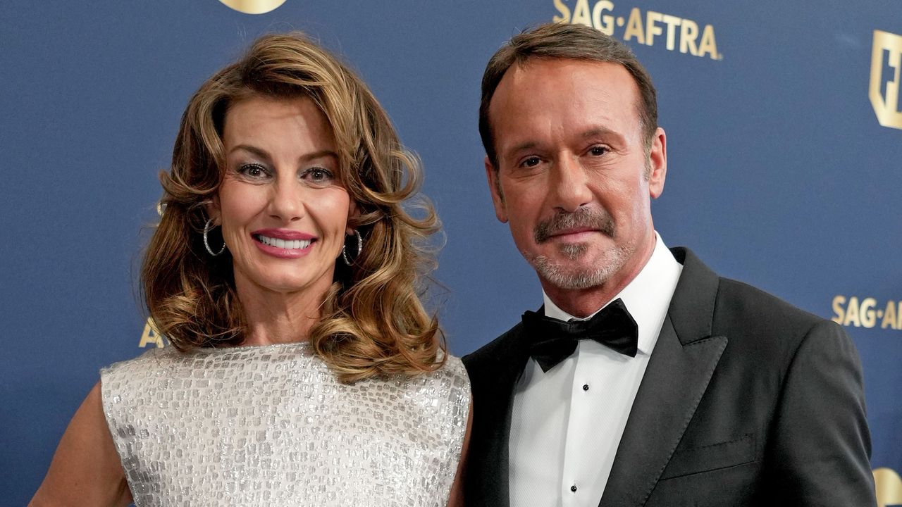 Don’t Overthink Your Next Sofa – Faith Hill and Tim McGraw’s Timeless, Anti-Trend Piece Is Approved by Every Generation of Critics