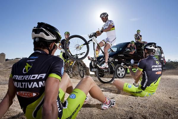 Jose Antonio Hermida shows off a wheelie in front of his Multivan Merida teammates