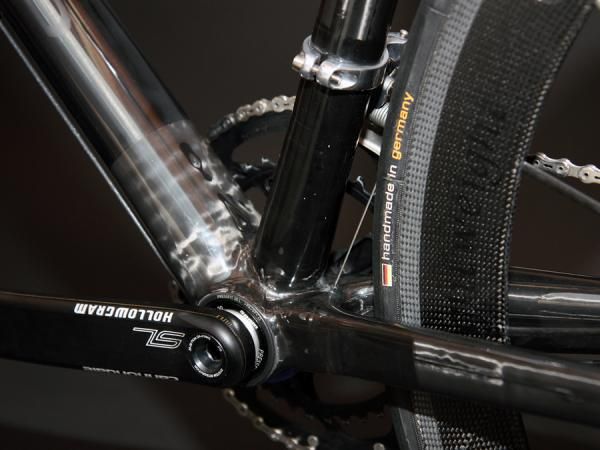 The tube-to-tube construction on the KirkLee carbon frame results in a very different aesthetic as compared to most monocoque bikes.
