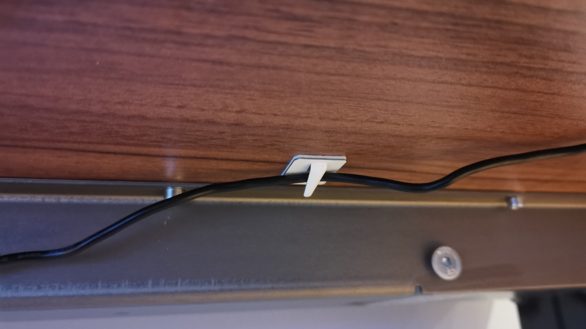 The cable tidy clips provided with the Friska Primo Designer standing desk