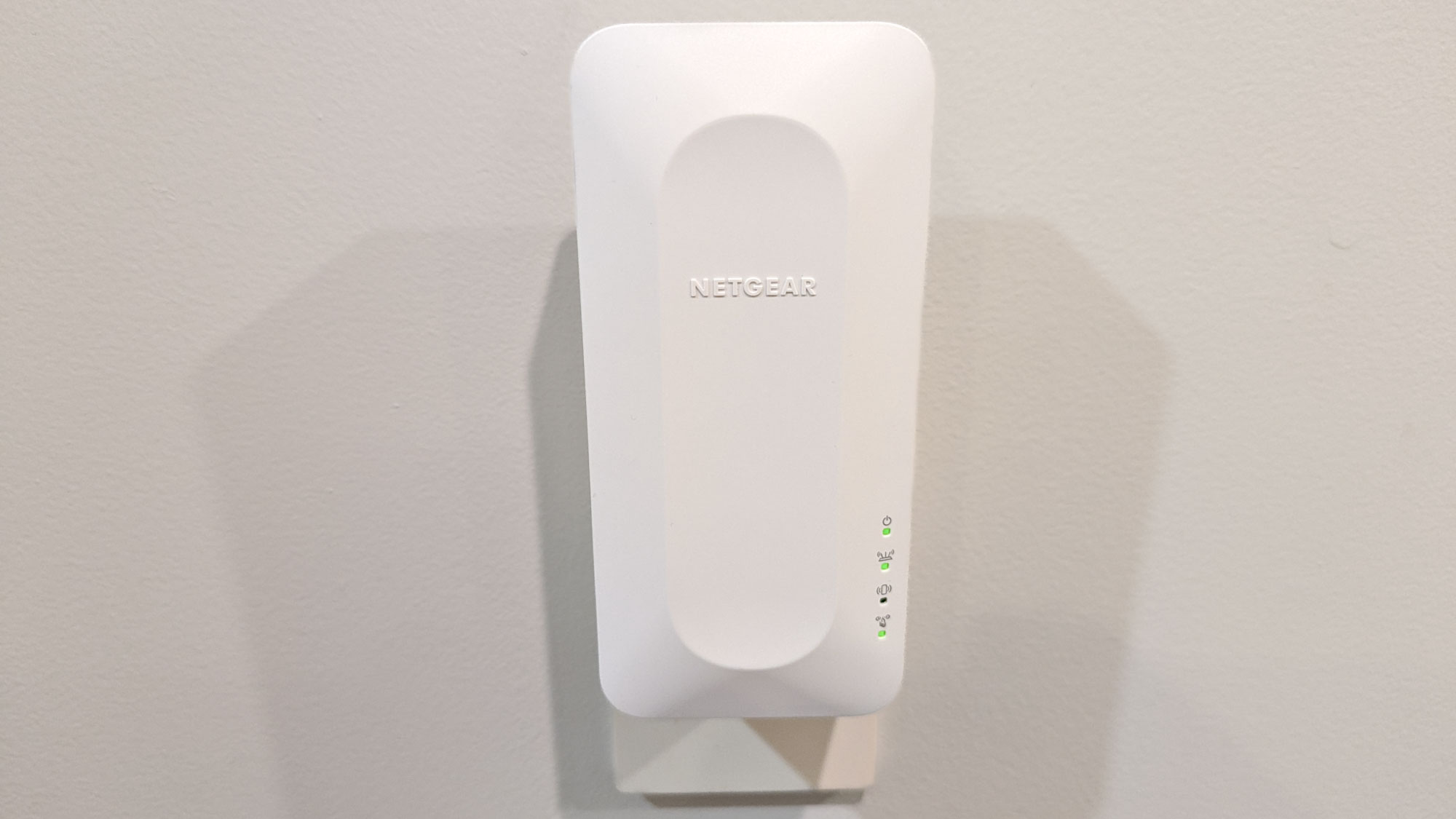 Netgear EAX17 wifi extender plugged in