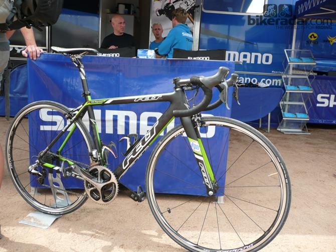 John Degenkolb (Argos-Shimano) turned up at the Shimano stand. While he was shown some of the hardware, his Felt F1 was on show