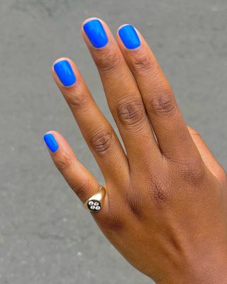 @paintedbyjools bright blue manicure