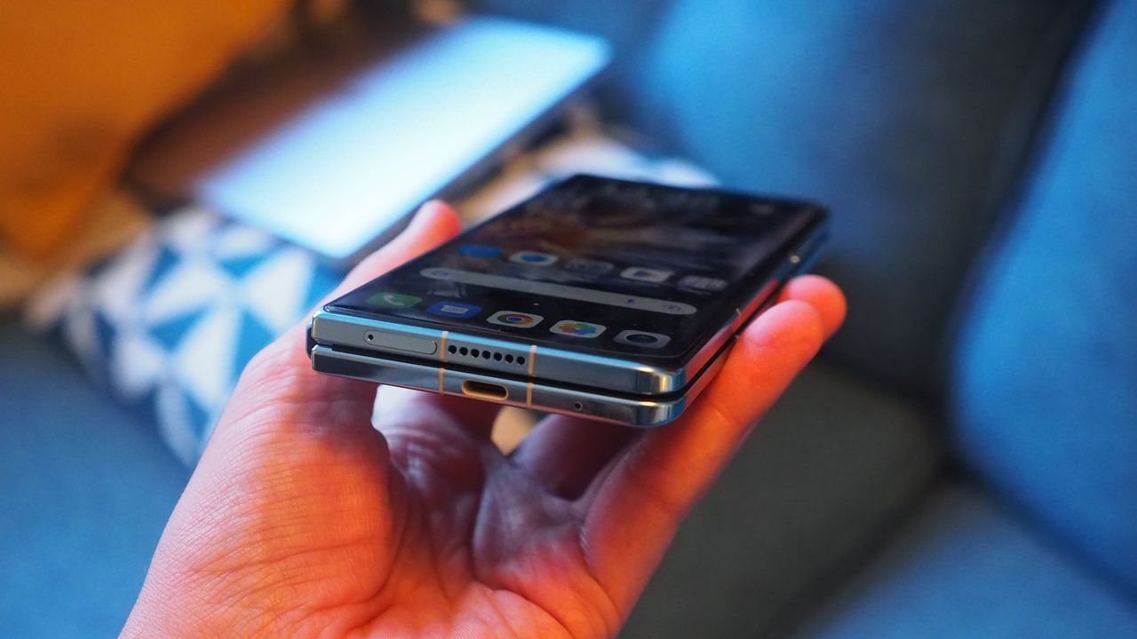 Honor Magic VS folding phone