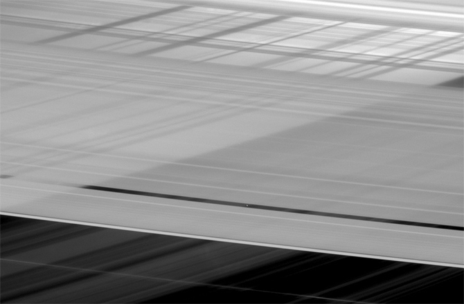 Saturn&#039;s crisscrossed rings