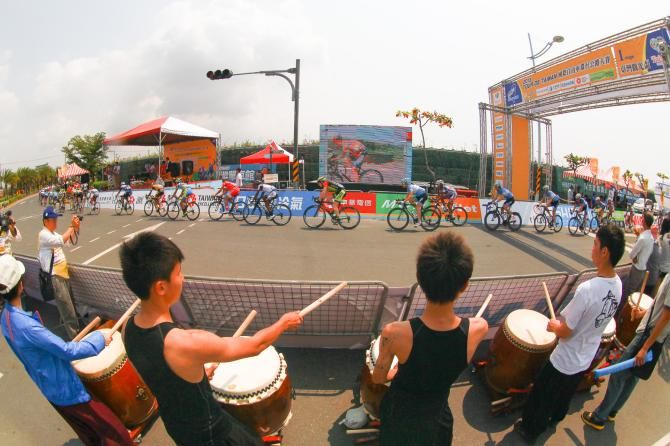 Drums played to give courage to the riders in the wind
