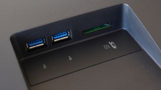 La parte laterale del monitor offre un paio di porte USB e un lettore di schede SD