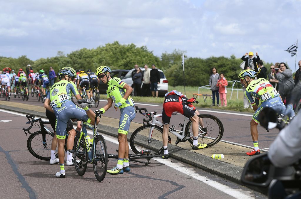 BMC's Brent Bookwalter puts his chain back on as Alberto Contador takes the bike of Robert Ki&scaron;erlovski
