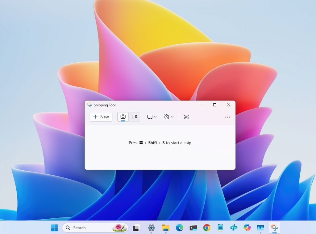 Windows 11 desktop showing the Snipping Tool interface.
