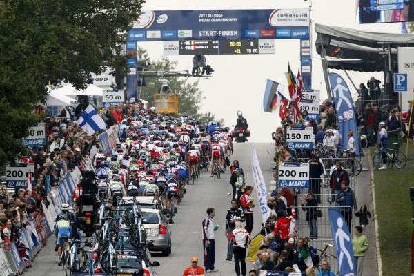 The peloton heads to the finish