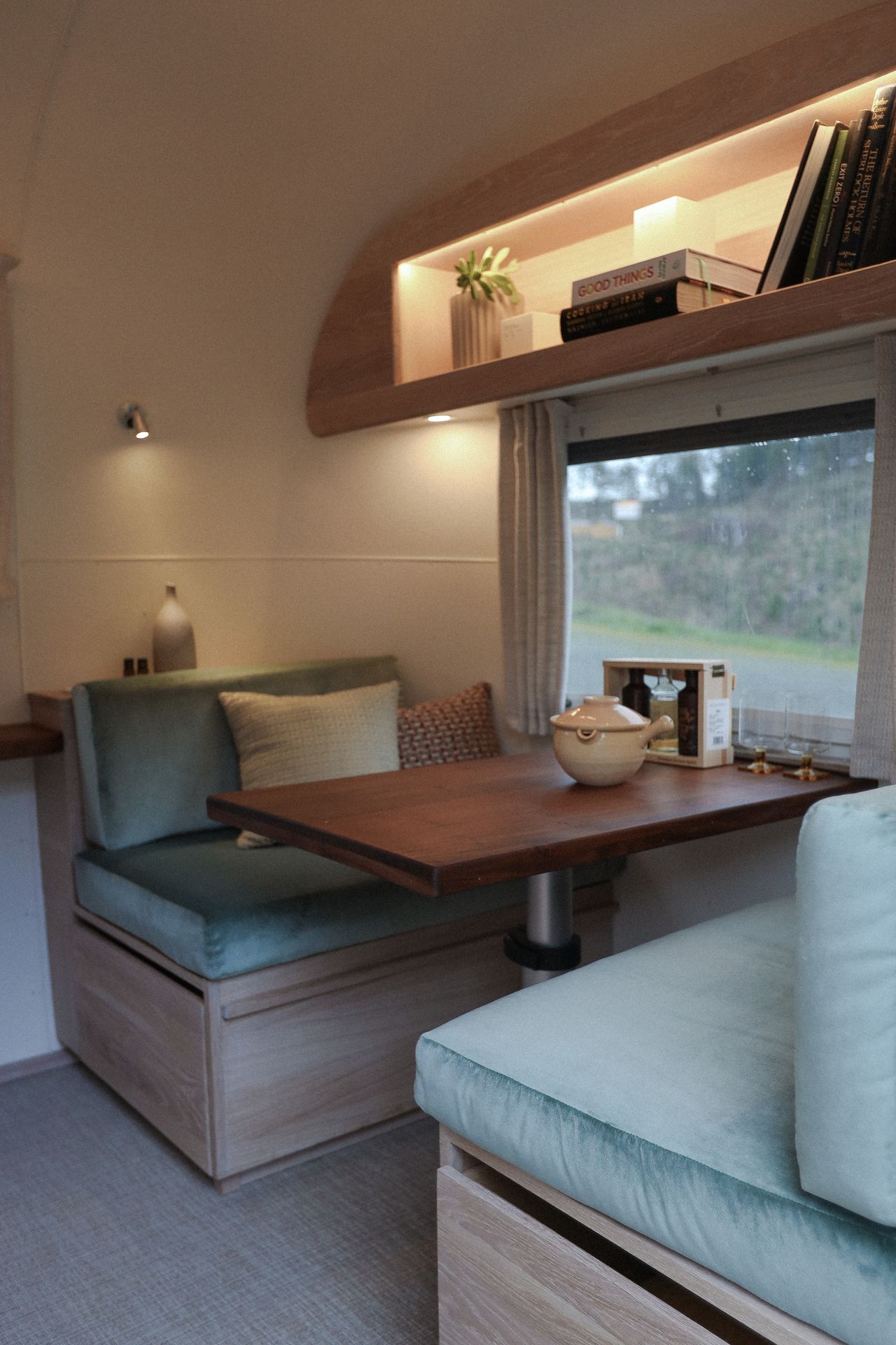 Perpetually Devastated's &AElig;vum Airstream interior
