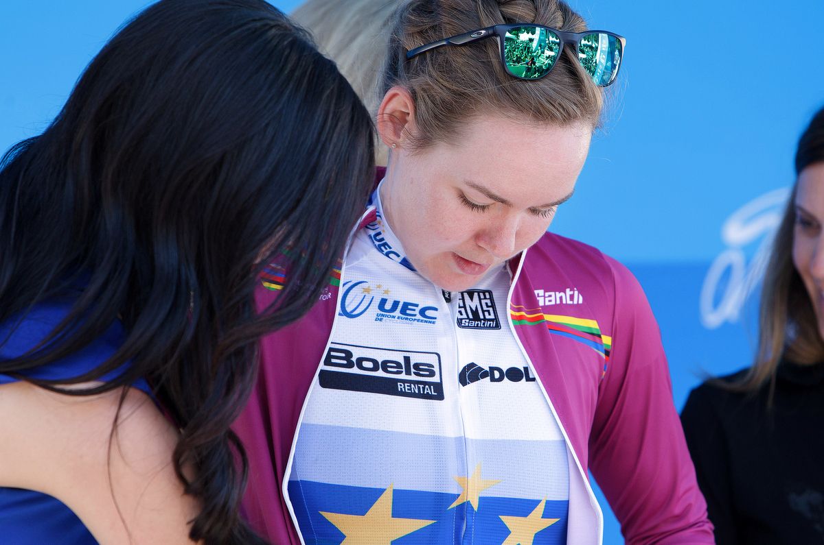 Anna van der Breggen doing up the jersey
