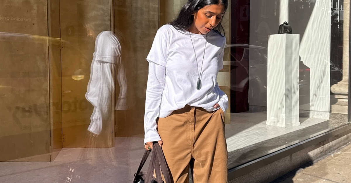 The 90’s Layered T-Shirt Trend to Pair With Jeans in Winter