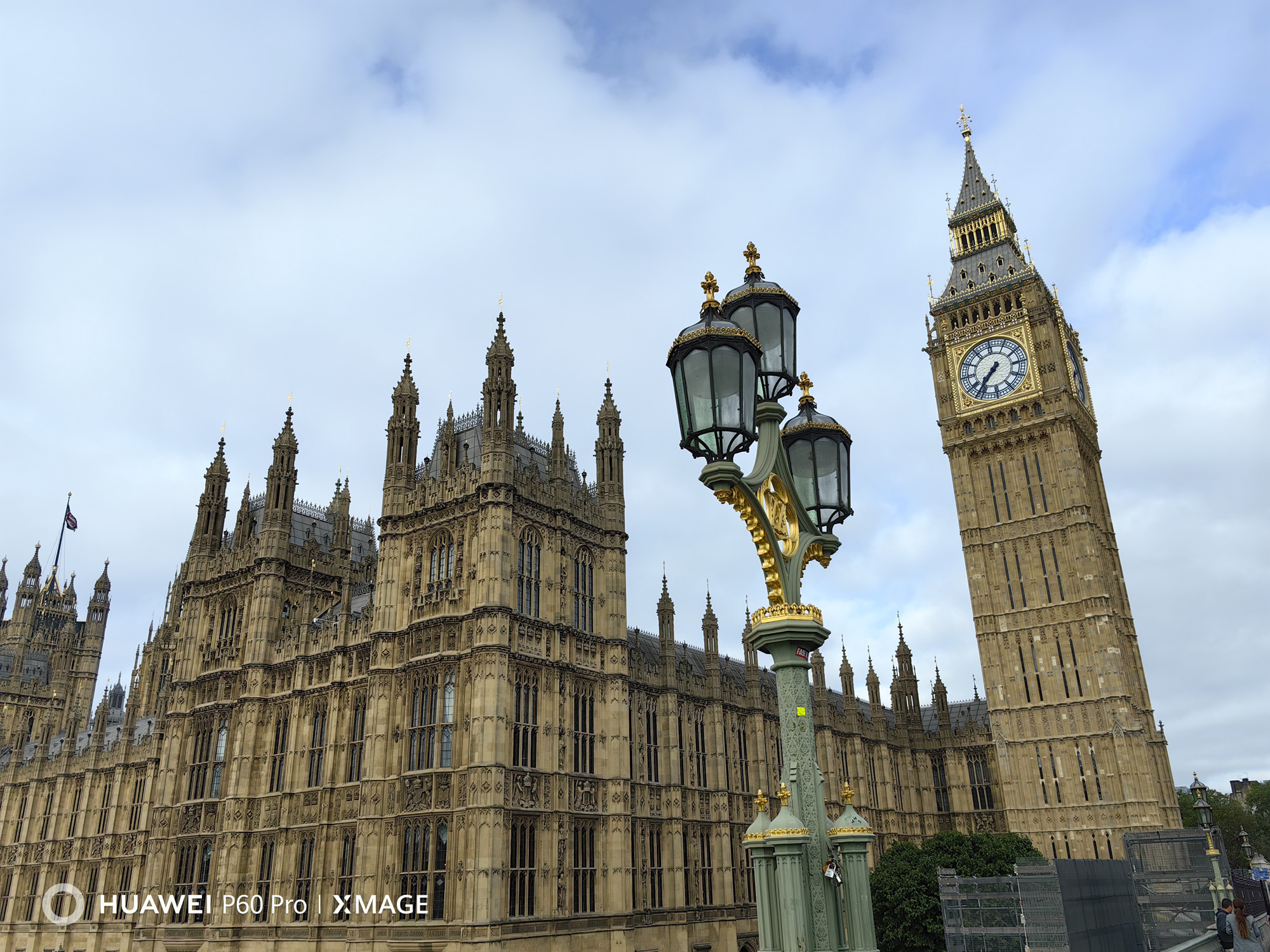 Wideangle photo of Big Ben in London on a bright day