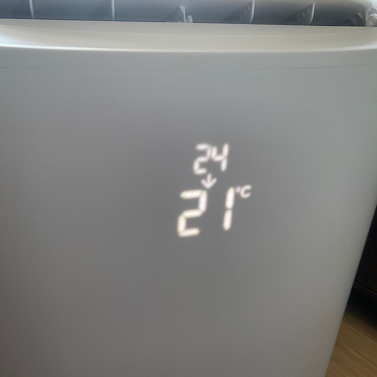 Closeup of the front display of the Meaco Cirro portable air conditioner in cooling mode