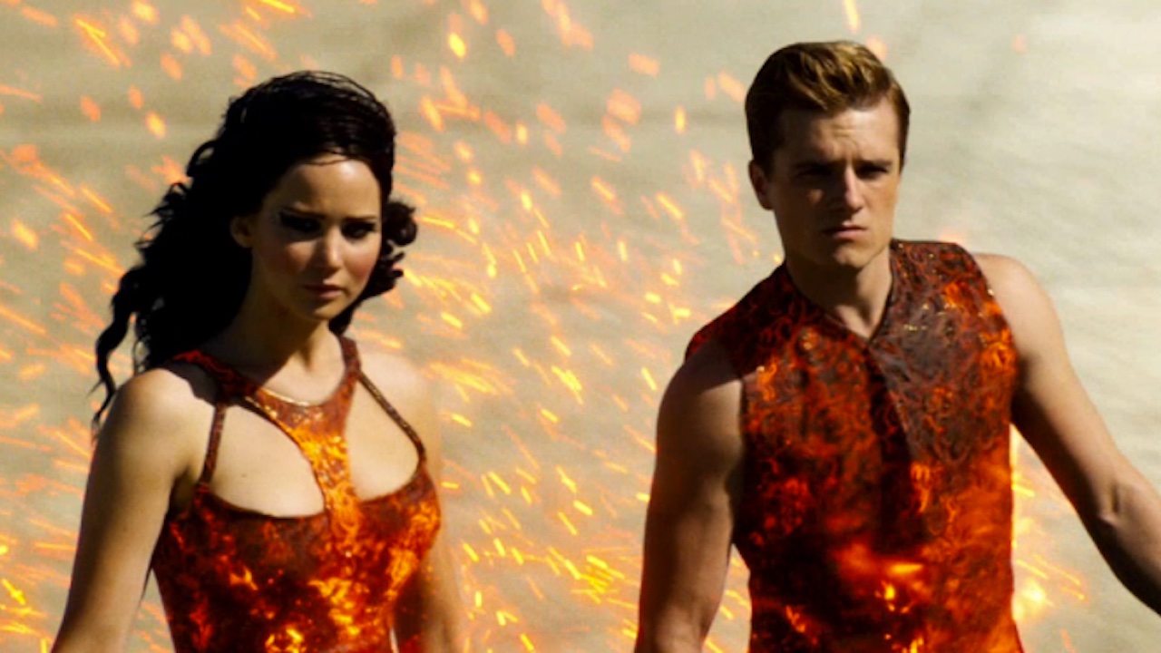 Jennifer Lawrence et Josh Hutcherson dans le rôle de Katniss et Peeta dans la séquence de char Hunger Games: Catching Fire