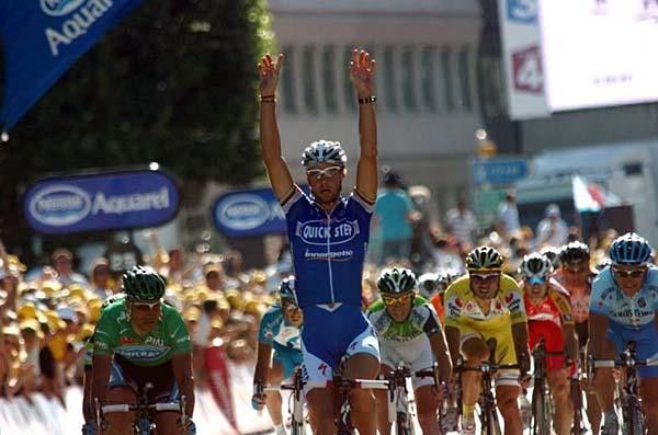 Tom Boonen (Quickstep) wins the stage and the green jersey. Almost better than a birthday.