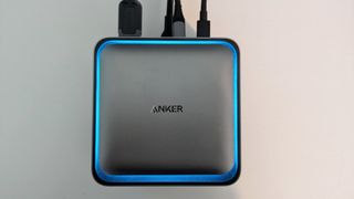 Anker Prime的上視圖(14 in 1,8k,Thunderbolt 5),帶有藍光,帶有白色背景