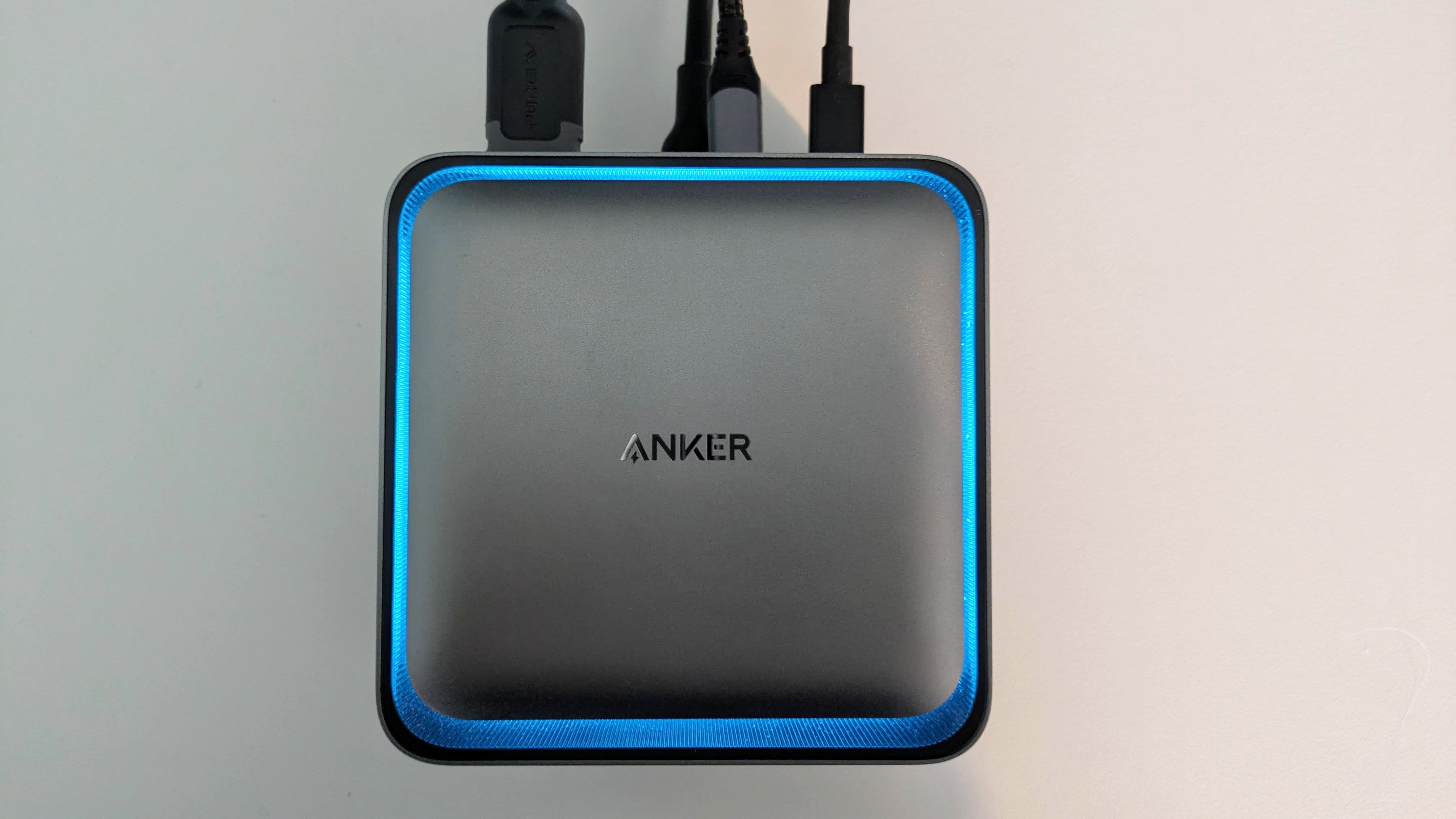 用藍光，白色背景的送貨站（14英寸1、8K，雷電5）的建設