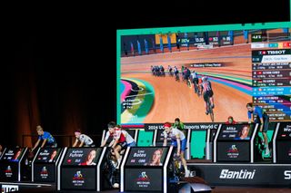 Escenas de la final en vivo del Campeonato Mundial de Ciclismo Esports UCI 2024