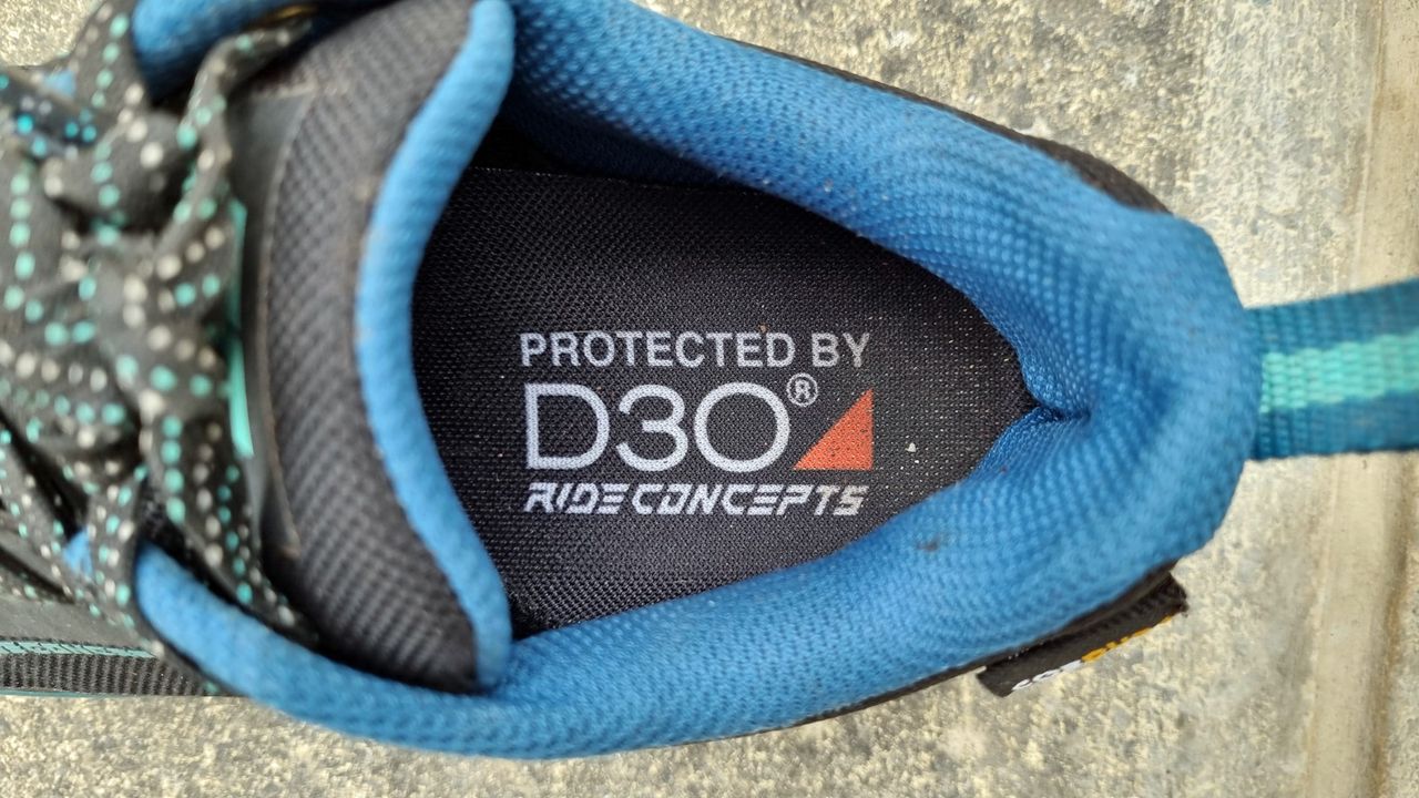 A look inside some blue Ride Concepts Flume shoes, showing the D30 insoles