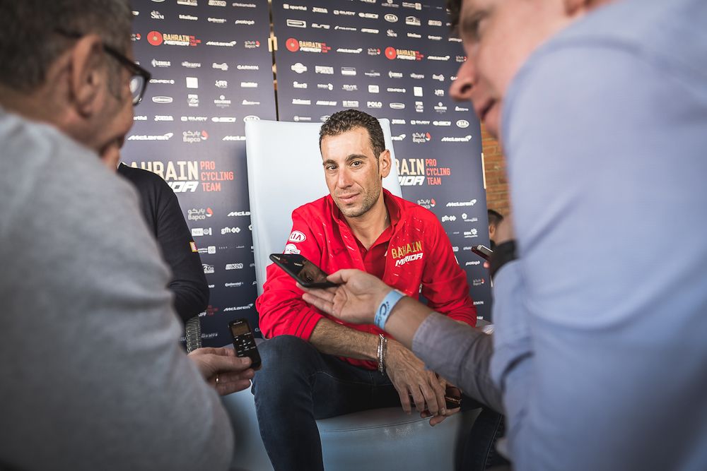 Reporters gather around Vincenzo Nibali at the Bahrain-Merida media event in Catalunya
