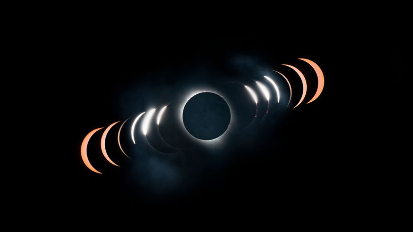 A dark circle in the center with a white ring around it. Half circles are on either side, the ones on the edges are orange.