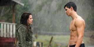 Kristen Stewart and Taylor Lautner in the rain in Twilight: New Moon