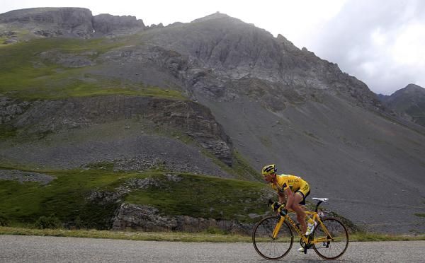 Thomas Voeckler chases alone on the Galibier