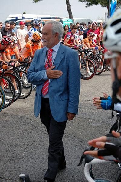 Race organiser Victor Cordero walked through the riders lined up on both sides before stage 21.