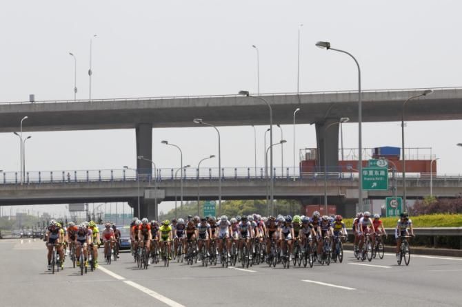 The peloton uses the width of the highway