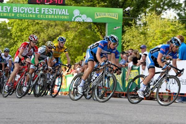 With one lap to go, the blue train of the UnitedHealthcare team comes to the front.