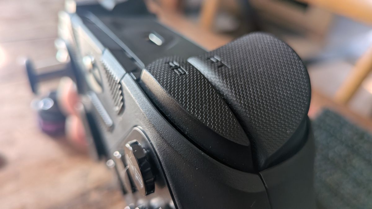 A close up of the right trigger and bumper on the Victrix Pro BFG Reloaded