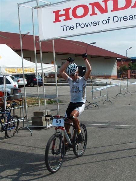Andr&aacute;s Parti claims an 18 second win in the elite men's race.