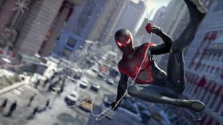 En promobild från Marvel's Spider-Man: Miles Morales som visar hur Spider-Man slungar sig fram genom en stadsmiljö.
