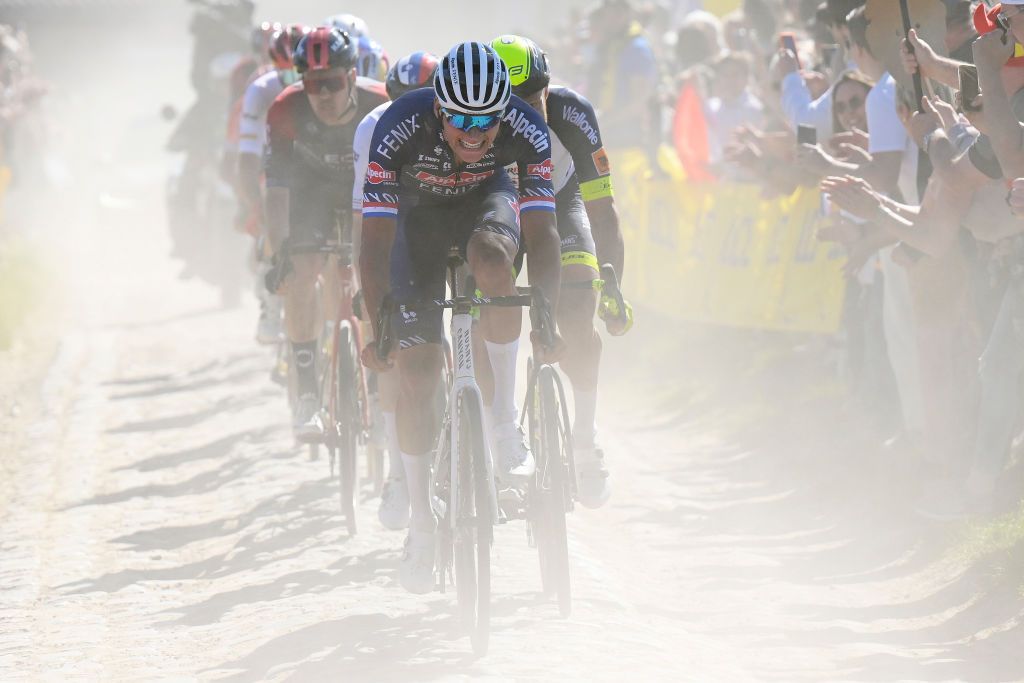 Mathieu van der Poel racing Paris-Roubaix 2022