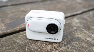 Chargement de la caméra Insta360 GO 3 dans l'Action Pod après utilisation