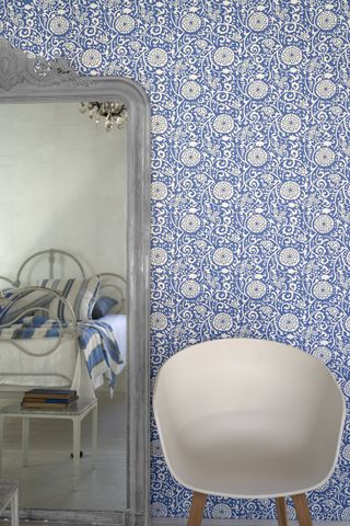 Blue and white swirly flower pattern wallpaper
